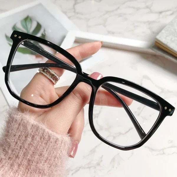 lunettes avec monture noire élégante